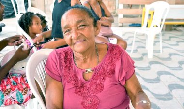 AP/Santana: Moradora do Alto Pirativa, de 66 anos, atravessa rio para participar da 3ª grande ação de saúde e cidadania do Mais Sorriso