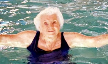 Mulher feliz aos 100 anos!