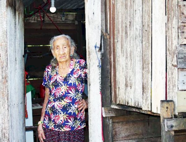 Aos 104 anos, Dona Ernestina recebe reconhecimento e apoio para reforma de moradia